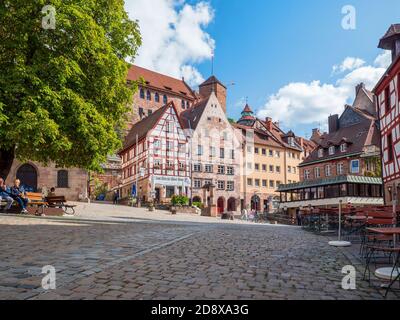 Landschaftlich reizvolle Ansicht der Altstadt mittelalterliche Architektur mit Fachwerkbauten am Tiergaertnertorplatz in Nürnberg, Bayern, Deutschland. Stockfoto