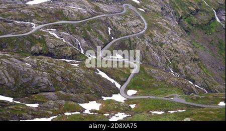 Schmale Bergstraße vom Geiger Fjord zum Dalsnibba Berggipfel in Geiranger, Norwegen Stockfoto