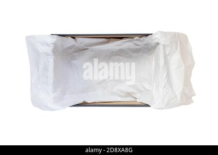 Geöffnet schuhe Box mit zerknitterten Geschenkpapier Top View isoliert auf weißem Stockfoto