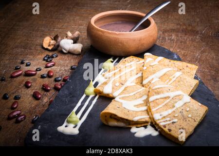 Mexikanische Art Quesadillas mit Bohnensauce auf einem dunklen Holz Hintergrund Stockfoto