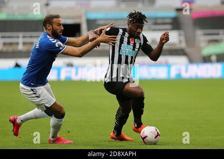 NEWCASTLE UPON TYNE, ENGLAND. 1. NOVEMBER Mason Holgate von Everton bestreitet einen Header mit Newcastle United Allan Saint-Maximin von Newcastle United während der Premier League-Spiel zwischen Newcastle United und Everton in St. James's Park, Newcastle am Sonntag, 1. November 2020. (Kredit: Mark Fletcher, Mi News) Kredit: MI Nachrichten & Sport /Alamy Live Nachrichten Stockfoto