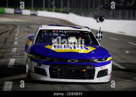 Martinsville, Virginia, USA. November 2020. Chase Elliott (9) gewinnt den Xfinity 500 auf dem Martinsville Speedway in Martinsville, Virginia. Kredit: Stephen A. Arce/ASP/ZUMA Wire/Alamy Live Nachrichten Stockfoto