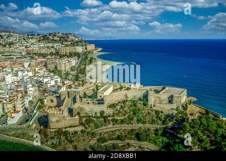 Almunecar an Spaniens Südküste, bekannt für Strände wie Velilla, San Cristobal und Del Mar. Luftbild von ist eine Jahrhunderte alte arabische Festung San Miguel Stockfoto