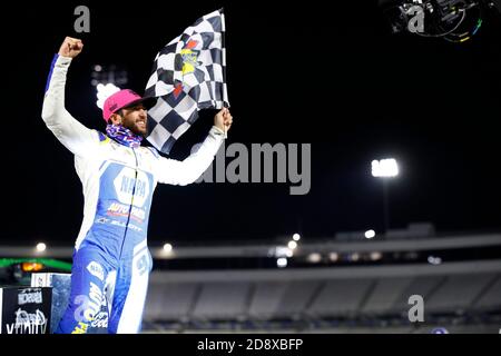 Martinsville, Virginia, USA. November 2020. Chase Elliott (9) gewinnt den Xfinity 500 auf dem Martinsville Speedway in Martinsville, Virginia. Kredit: Stephen A. Arce/ASP/ZUMA Wire/Alamy Live Nachrichten Stockfoto