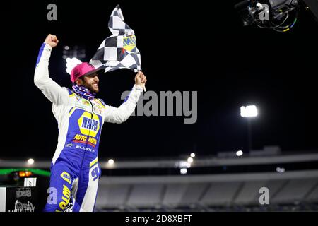 Martinsville, Virginia, USA. November 2020. Chase Elliott (9) gewinnt den Xfinity 500 auf dem Martinsville Speedway in Martinsville, Virginia. Kredit: Stephen A. Arce/ASP/ZUMA Wire/Alamy Live Nachrichten Stockfoto