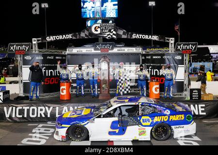 Martinsville, Virginia, USA. November 2020. Chase Elliott (9) gewinnt den Xfinity 500 auf dem Martinsville Speedway in Martinsville, Virginia. Kredit: Stephen A. Arce/ASP/ZUMA Wire/Alamy Live Nachrichten Stockfoto