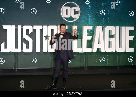 LONDON, GROSSBRITANNIEN - 04. Nov 2017: Ezra Miller nimmt am 4. November 2017 an der Fotozelle der 'Justice League' im College in London, England, Teil. Stockfoto