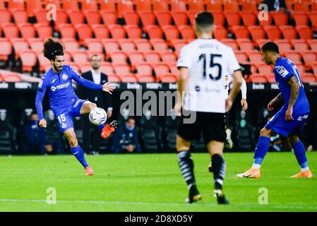 Mathias Olivera und Marc Cucurella von Getafe sind in Aktion während der spanischen Liga, La Liga, Fußballspiel zwischen Valencia und Getafe im Mestalla Stadion.(Endstand; Valencia 2:2 Getafe) Stockfoto