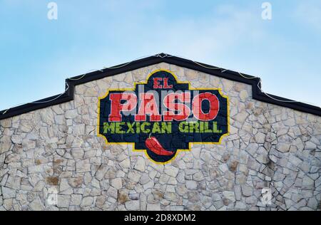Houston, Texas/USA 10/23/2020: El Paso Mexican Grill Restaurant außen mit Fokus auf Schild und Dach in Houston, TX. Stockfoto