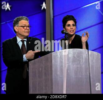 Philadelphia, Pennsylvania, USA, 25. Juli 2016Minnesota USA Senator Al Franken (L) sieht sich als Komödiantin Sarah Silverman hält ihre Rede am ersten Tag der Democratic National Nominating Convention im Wells Fargo Center Kredit: Mark Reinstein/MediaPunch Stockfoto