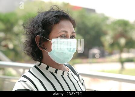 Porträt der Geschäftsfrau trägt Gesichtsmaske. Nahaufnahme. Stockfoto