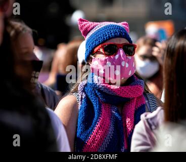 Washington, DC, USA, 17. Oktober 2020. Im Bild: Ein Protestler beim #CountOnUs Marsch und Text-A-Thon, veranstaltet vom Frauenmarsch, gekleidet wie viele di Stockfoto