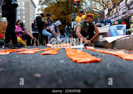 Demonstranten bereiten sich darauf vor, die Kunst am Zaun des Lafayette Square wiederherzustellen, nachdem Trump am Tag zuvor von seinen Anhängern zerstört wurde, Washington, DC, USA Stockfoto