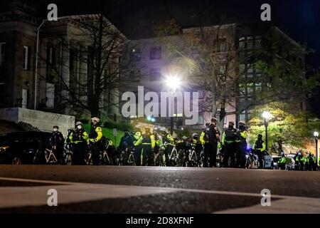 Metropolitan (DC) Polizeibeamte weit mehr als Demonstranten bei einem Protest gegen die Beteiligung der Polizei an Karon Hyltons Tod, Washington, DC, USA Stockfoto