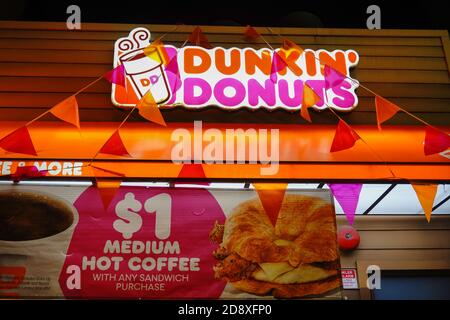 New York, USA. Oktober 2020. Dunkin' Donuts Logo in ihrem Woodside, Queens Store gesehen.Dunkin Donuts/Baskin Robbins wurde von Inspire Marken gekauft, die Buffalo Wild Wings und Arby's besitzen. Kredit: John Nacion/SOPA Images/ZUMA Wire/Alamy Live Nachrichten Stockfoto