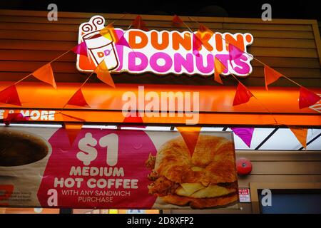 New York, USA. Oktober 2020. Dunkin' Donuts Logo in ihrem Woodside, Queens Store gesehen.Dunkin Donuts/Baskin Robbins wurde von Inspire Marken gekauft, die Buffalo Wild Wings und Arby's besitzen. Kredit: John Nacion/SOPA Images/ZUMA Wire/Alamy Live Nachrichten Stockfoto