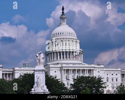 Das Kapitolgebäude der Vereinigten Staaten, wo sich dunkle Sturmwolken nähern Stockfoto