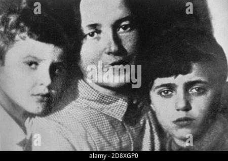 1930 's : GIULIA SCHUCHT , russische Frau des italienischen kommunistischen Intellektuellen ANTONIO GRAMSCI ( 1891 - 1937 ) , mit Söhnen DELIO und GIULIANO - PARTITO COMUNISTA ITALIANO - PCI - POLITICO - POLITIKER - POLITICA - POLITIC ---- Archivio GBB Stockfoto