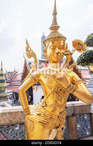 Elegante goldene Statue von Kinnari im Grand Palace, Bangkok, Thailand, sind mythologische Charaktere die wohlwollenden halb-menschlichen, halb-Vogel Kreaturen. Stockfoto