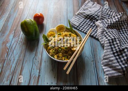 Nahaufnahme von Ramen Nudeln in einer Schüssel zusammen mit Zutaten Stockfoto