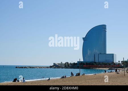 Barcelona, Spanien - 23. August 2019: Blick auf das W Hotel in Barcelona. Strandlinie. Stockfoto