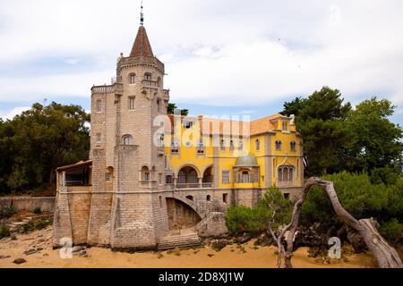 Cascais, Portugal - 7. August 2018: Bau des Museums Conde Castro Guimaraes in den hübschen Gärten von Jardim Marechal Carmona. Stockfoto