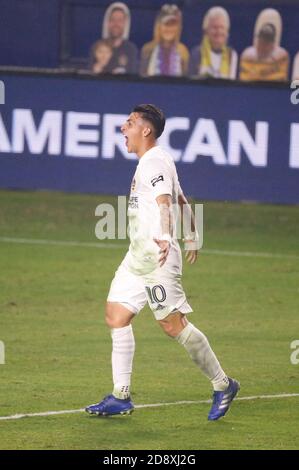 Carson, Kalifornien, USA. November 2020. LA Galaxy-Stürmer Cristian Pavon (10) aus Argentinien, feiert nach einem Tor während eines MLS-Fußballmatches zwischen der LA Galaxy und dem Real Salt Lake Sonntag, 1. November 2020, in Carson, Kalifornien. Quelle: Ringo Chiu/ZUMA Wire/Alamy Live News Stockfoto