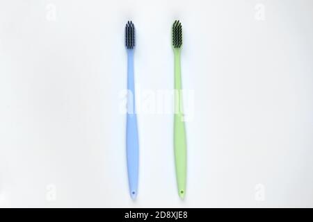 Foto von grünen und blauen Zahnbürsten auf isoliertem weißem Hintergrund Stockfoto