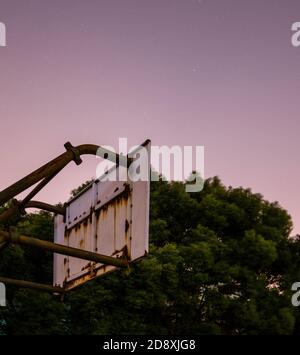 Rusty aufgegeben Basketball Tor Backboard ohne Rand bei Sonnenuntergang Stockfoto