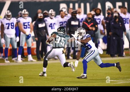 Philadelphia, PA, USA. November 2020. Philadelphia Eagles läuft zurück Boston Scott (35) starre Arme Dallas Cowboys Eckpfeiler Jourdan Lewis (26) während des NFC Matchup zwischen den Dallas Cowboys und den Philadelphia Eagles am Lincoln Financial Field in Philadelphia, PA. Kredit: csm/Alamy Live Nachrichten Stockfoto