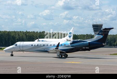 2. Juli 2019, Moskau, Russland. Flugzeug Embraer ERJ-135 Avcon Jet am Flughafen Vnukovo in Moskau. Stockfoto