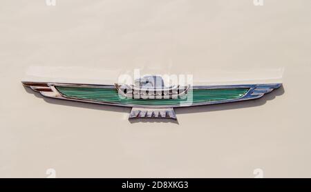 Thunderbird Haube Ornament, türkis auf weißem Hintergrund. Stockfoto