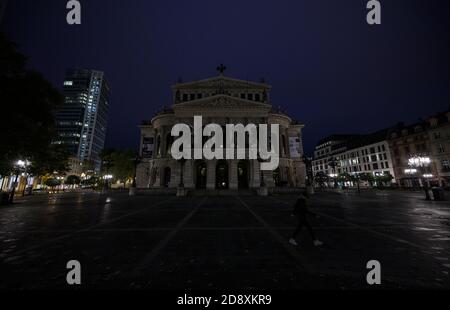 02. November 2020, Hessen, Frankfurt/Main: Die Alte Oper ist in den Morgenstunden weitgehend dunkel. Um die Coronapandemie einzudämmen, gilt eine landesweite Teilsperre. Foto: Andreas Arnold/dpa Stockfoto