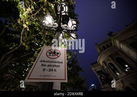 02. November 2020, Hessen, Frankfurt/Main: Ein Schild an der Alten Oper weist auf das Alkoholverbot hin. Eine landesweite teilweise Sperrung ist vorhanden, um die Corona-Pandemie einzudämmen. Foto: Andreas Arnold/dpa Stockfoto