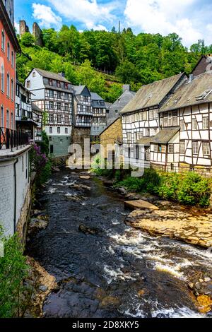 Häuser entlang der Rur im historischen Zentrum von Monschau, Deutschland Stockfoto