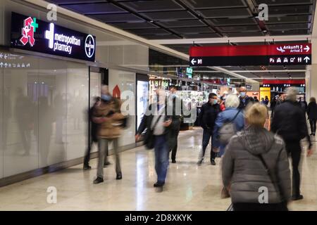 Schönefeld, Deutschland. November 2020. Am 1. November 2020 läuft man in einem Einkaufsviertel des neu eröffneten Flughafens Berlin Brandenburg in Schönefeld. Nach mehreren Verspätungen wurde der Flughafen Berlin Brandenburg am 31. Oktober der Öffentlichkeit zugänglich gemacht. Quelle: Shan Yuqi/Xinhua/Alamy Live News Stockfoto