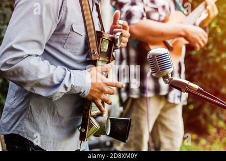 lateinamerikanische Musiker spielen Perkussionsinstrument und Gitarre auf der Straße In Mexiko Stockfoto