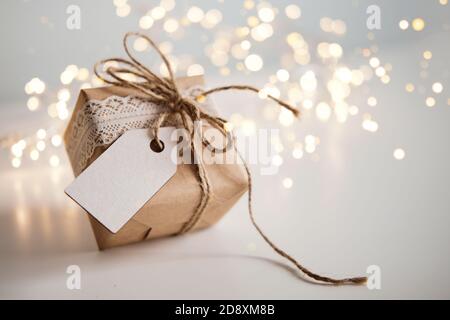 Weihnachten, keine Verschwendung. Geschenkschachtel in Papier verpackt, verziert mit Spitze und Garn Stockfoto