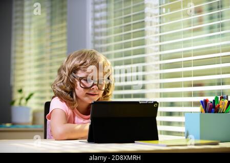 Zurück zur Schule. Online-Fernunterricht. Schulkinder mit Computer mit Videokonferenz-Chat mit Lehrer und Klassengruppe. Kind, das von zu Hause aus lernt Stockfoto