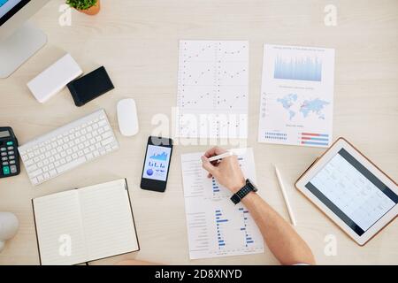Unternehmer, der Dokumente analysiert Stockfoto