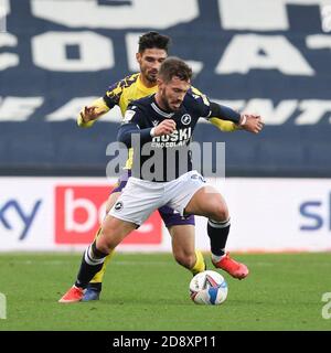 London, Großbritannien. November 2020. Tom Bradshaw von Millwall wird von Christopher Schindler von Huddersfield Town während des EFL Sky Bet Championship Matches zwischen Millwall und Huddersfield Town in The Den, London, England am 31. Oktober 2020 herausgefordert. Foto von Ken Sparks. Nur redaktionelle Verwendung, Lizenz für kommerzielle Nutzung erforderlich. Keine Verwendung bei Wetten, Spielen oder Veröffentlichungen einzelner Vereine/Vereine/Spieler. Kredit: UK Sports Pics Ltd/Alamy Live Nachrichten Stockfoto