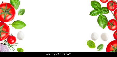 Mozzarella, Basilikumblatt, Rosmarin und Tomaten isoliert auf weißem Hintergrund.Kreatives Layout aus frischem Gemüse. Flach liegend. Draufsicht Stockfoto