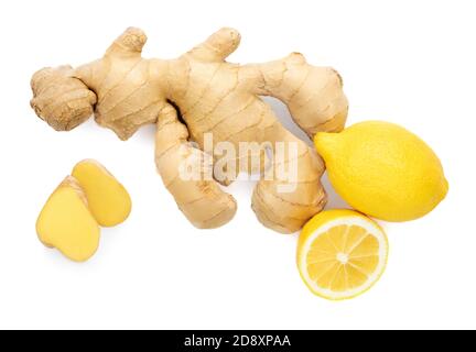 Frische Ingwerwurzel mit geschnittenen und Zitronenfrüchten isoliert auf weißem Hintergrund. Draufsicht. Flach liegend. Stockfoto