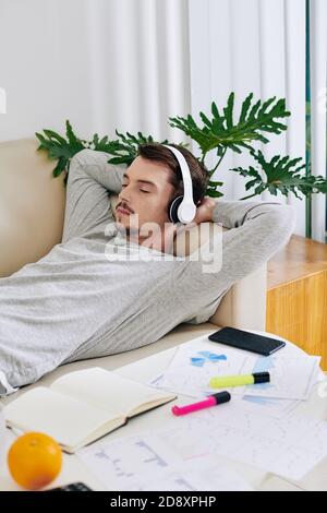 Geschäftsmann, schlafen auf sofa Stockfoto