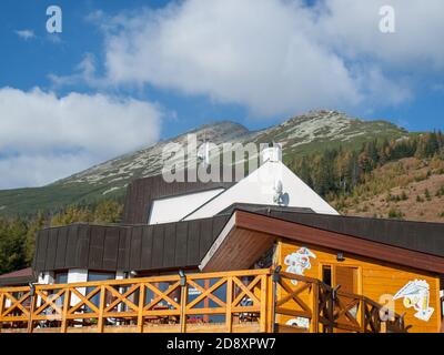 Vysoke Tatry, Slowakei - 10. Oktober 2018: Berghütte auf Solisko auf einer Höhe von 1840 m über dem Meeresspiegel. An den Hängen des Predné Solis Stockfoto
