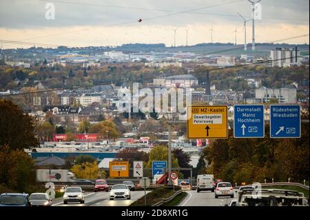 Mainz, Deutschland. November 2020. Der Rush Hour Verkehr fließt in die Landeshauptstadt. Die von Bund und Ländern beschlossene teilweise Sperrung ist in Kraft getreten. Quelle: Andreas Arnold/dpa/Alamy Live News Stockfoto