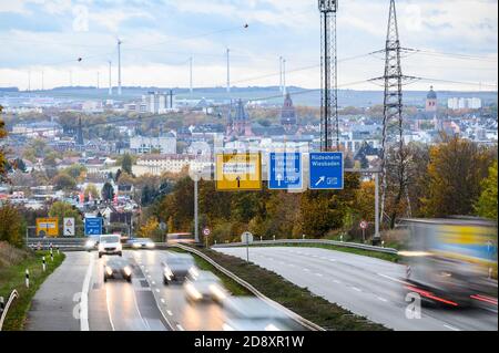 Mainz, Deutschland. November 2020. Der Rush Hour Verkehr fließt in die Landeshauptstadt. Die von Bund und Ländern beschlossene teilweise Sperrung ist in Kraft getreten. Quelle: Andreas Arnold/dpa/Alamy Live News Stockfoto