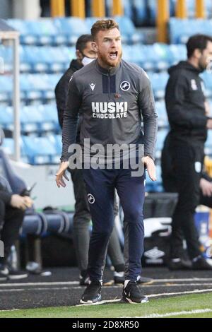 London, Großbritannien. November 2020. Hausmeister Alex Pearce von Millwall während des EFL Sky Bet Championship Matches zwischen Millwall und Huddersfield Town am 31. Oktober 2020 in Den, London, England. Foto von Ken Sparks. Nur redaktionelle Verwendung, Lizenz für kommerzielle Nutzung erforderlich. Keine Verwendung bei Wetten, Spielen oder Veröffentlichungen einzelner Vereine/Vereine/Spieler. Kredit: UK Sports Pics Ltd/Alamy Live Nachrichten Stockfoto