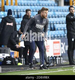 London, Großbritannien. November 2020. Hausmeister Alex Pearce von Millwall während des EFL Sky Bet Championship Matches zwischen Millwall und Huddersfield Town am 31. Oktober 2020 in Den, London, England. Foto von Ken Sparks. Nur redaktionelle Verwendung, Lizenz für kommerzielle Nutzung erforderlich. Keine Verwendung bei Wetten, Spielen oder Veröffentlichungen einzelner Vereine/Vereine/Spieler. Kredit: UK Sports Pics Ltd/Alamy Live Nachrichten Stockfoto