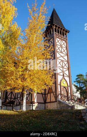 Schöne alte Kirche in Stary Smokovec in der Nähe von Strbskie Pleso, Slowakei Stockfoto